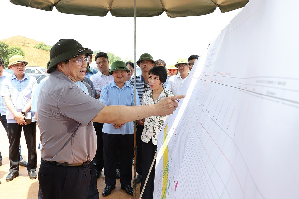 Thủ tướng Phạm Minh Chính kiểm tra dự án tuyến đường cao tốc Tuyên Quang- Phú Thọ. (Ảnh: Dương Giang/TTXVN)