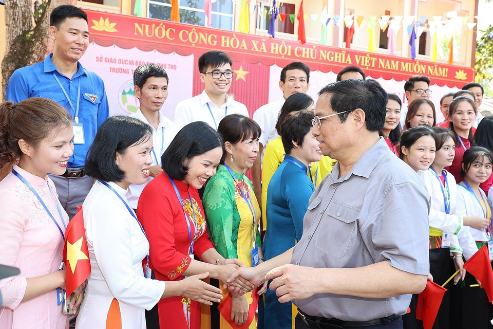 Thủ tướng Phạm Minh Chính với giáo viên, học sinh Trường THPT Yên Lập, huyện Yên Lập. (Ảnh: Dương Giang/TTXVN)