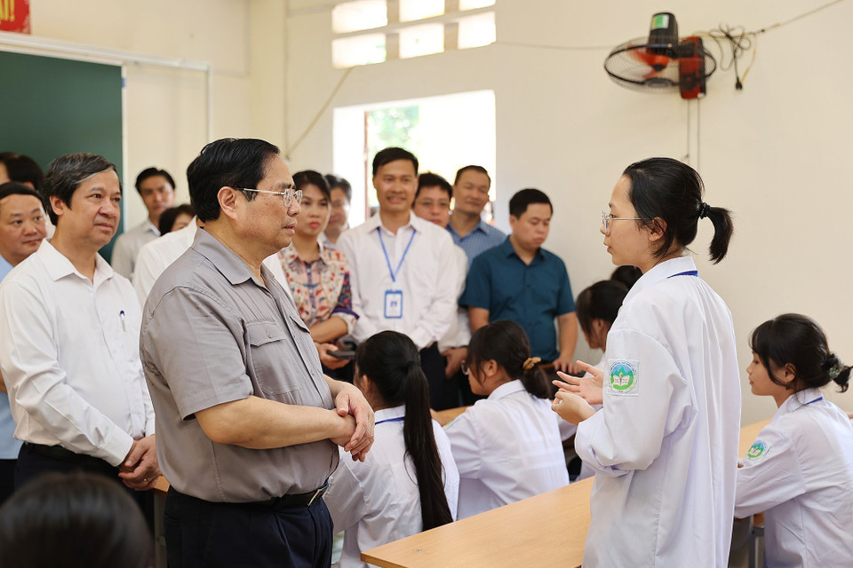 Thủ tướng Phạm Minh Chính động viên, khuyến khích học sinh Trường THPT Yên Lập, huyện Yên Lập. (Ảnh: Dương Giang/TTXVN)