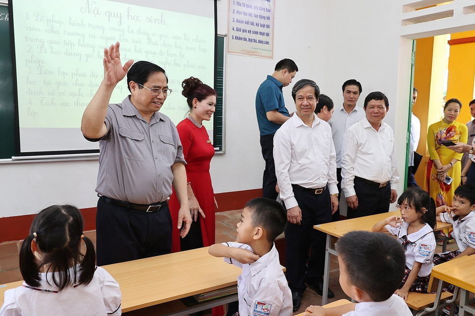 Hình ảnh Thủ tướng Phạm Minh Chính thăm hỏi, động viên giáo viên, học sinh Trường Tiểu học thị trấn Yên Lập, huyện Yên Lập. (Ảnh: Dương Giang/TTXVN)
