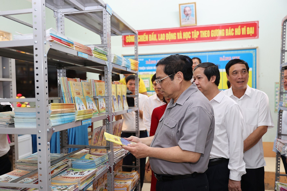 Thủ tướng Phạm Minh Chính kiểm tra cơ sở vật chất của Trường Tiểu học thị trấn Yên Lập, huyện Yên Lập. (Ảnh: Dương Giang/TTXVN)