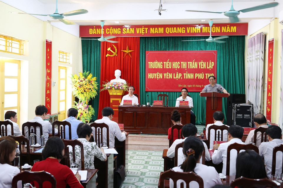 Thủ tướng Phạm Minh Chính động viên giáo viên, học sinh Trường Tiểu học thị trấn Yên Lập, huyện Yên Lập. (Ảnh: Dương Giang/TTXVN)