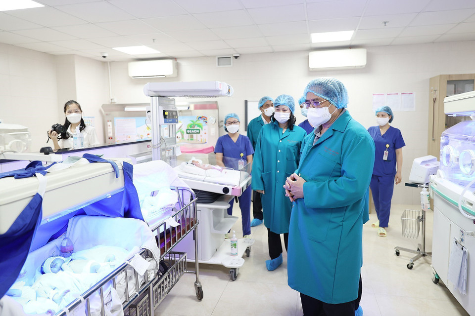 Hình ảnh Thủ tướng Phạm Minh Chính thăm bệnh nhi đang được chăm sóc tại Bệnh viện Sản nhi tỉnh Phú Thọ. (Ảnh: Dương Giang/TTXVN)