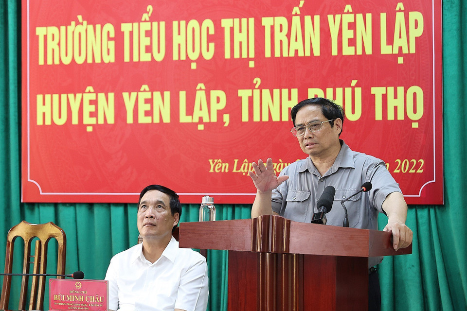 Thủ tướng Phạm Minh Chính động viên giáo viên, học sinh Trường Tiểu học thị trấn Yên Lập, huyện Yên Lập. (Ảnh: Dương Giang/TTXVN)