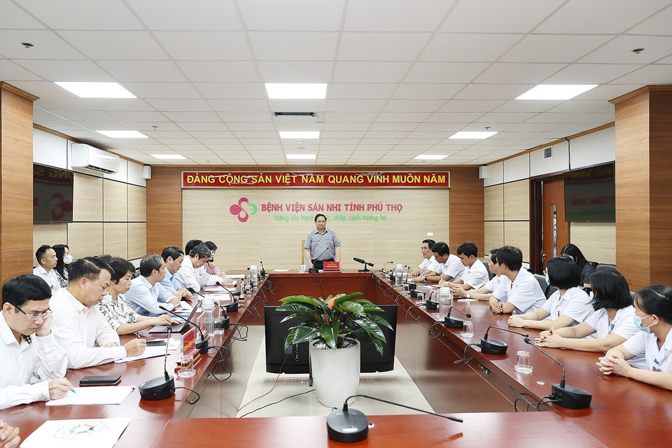 Thủ tướng Phạm Minh Chính làm việc với Bệnh viện Sản nhi tỉnh Phú Thọ. (Ảnh: Dương Giang/TTXVN)
