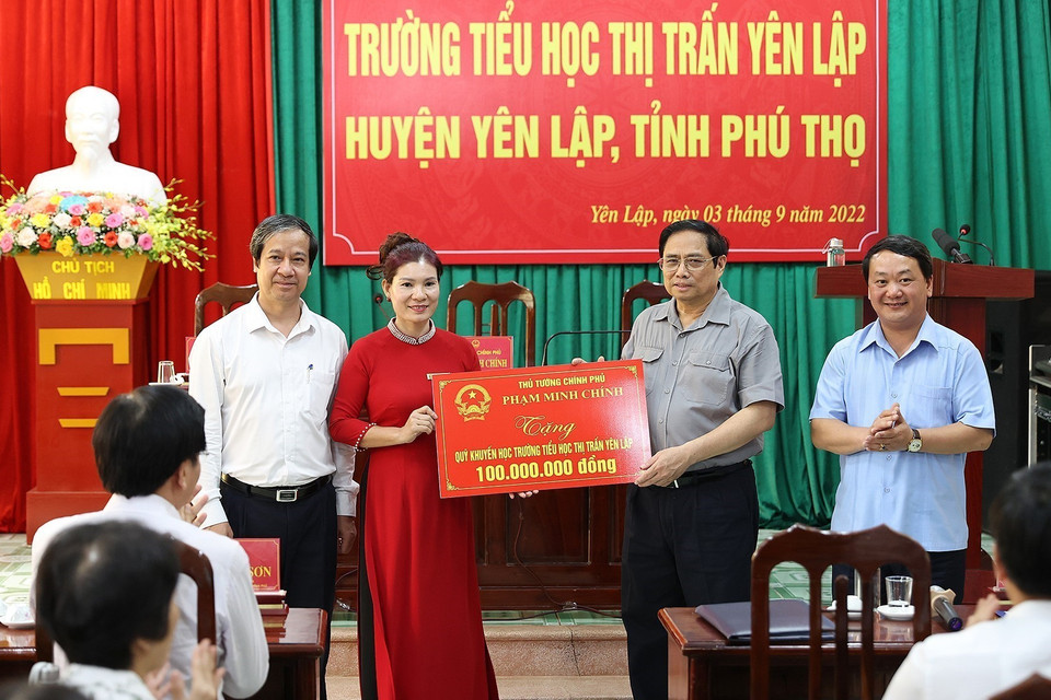 Thủ tướng Phạm Minh Chính tặng Quỹ khuyến học Trường Tiểu học thị trấn Yên Lập, huyện Yên Lập. (Ảnh: Dương Giang/TTXVN)
