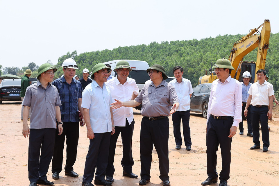 Thủ tướng Phạm Minh Chính kiểm tra dự án tuyến đường cao tốc Tuyên Quang- Phú Thọ. (Ảnh: Dương Giang/TTXVN)