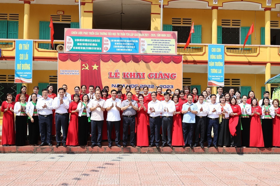 Thủ tướng Phạm Minh Chính với giáo viên, học sinh Trường Tiểu học thị trấn Yên Lập, huyện Yên Lập. (Ảnh: Dương Giang/TTXVN)