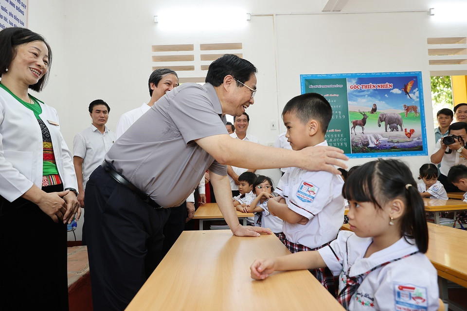 Thủ tướng Phạm Minh Chính thăm hỏi, động viên giáo viên, học sinh Trường Tiểu học thị trấn Yên Lập, huyện Yên Lập. (Ảnh: Dương Giang/TTXVN)