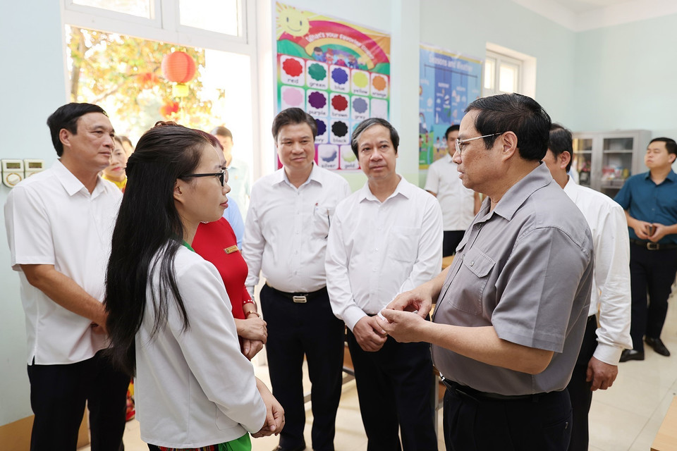Thủ tướng Phạm Minh Chính thăm hỏi giáo viên Trường Tiểu học thị trấn Yên Lập, huyện Yên Lập. (Ảnh: Dương Giang/TTXVN)