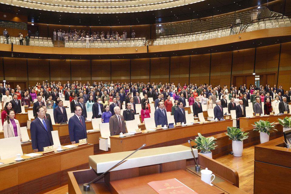 Tổng Bí thư Nguyễn Phú Trọng, Chủ tịch nước Nguyễn Xuân Phúc, Thủ tướng Phạm Minh Chính cùng các lãnh đạo, nguyên lãnh đạo Đảng, Nhà nước và các đại biểu thực hiện nghi lễ chào cờ. (Ảnh: Doãn Tấn/TTXVN) 