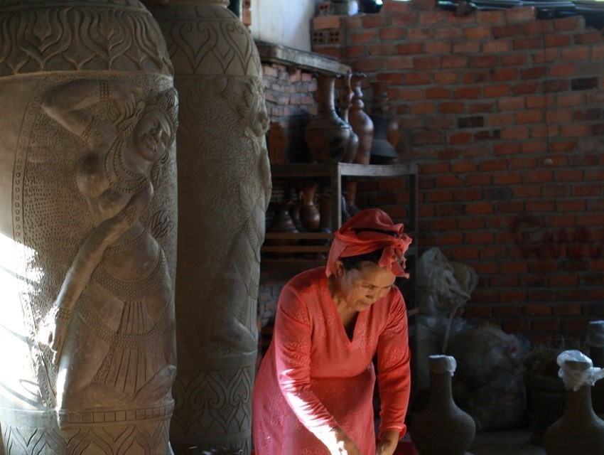 Nghệ thuật làm gốm của người Chăm chính thức được UNESCO ghi danh vào Danh sách Di sản Văn hóa Phi vật thể cần bảo vệ khẩn cấp, tại phiên họp của Ủy ban Liên chính phủ Công ước 2003 về Bảo vệ Di sản Văn hóa Phi vật thể lần thứ 17 của UNESCO diễn ra tại Rabat, thủ đô của Vương quốc Maroc tối 29/11/2022 (giờ Hà Nội). (Ảnh: Nguyễn Thủy/TTXVN)