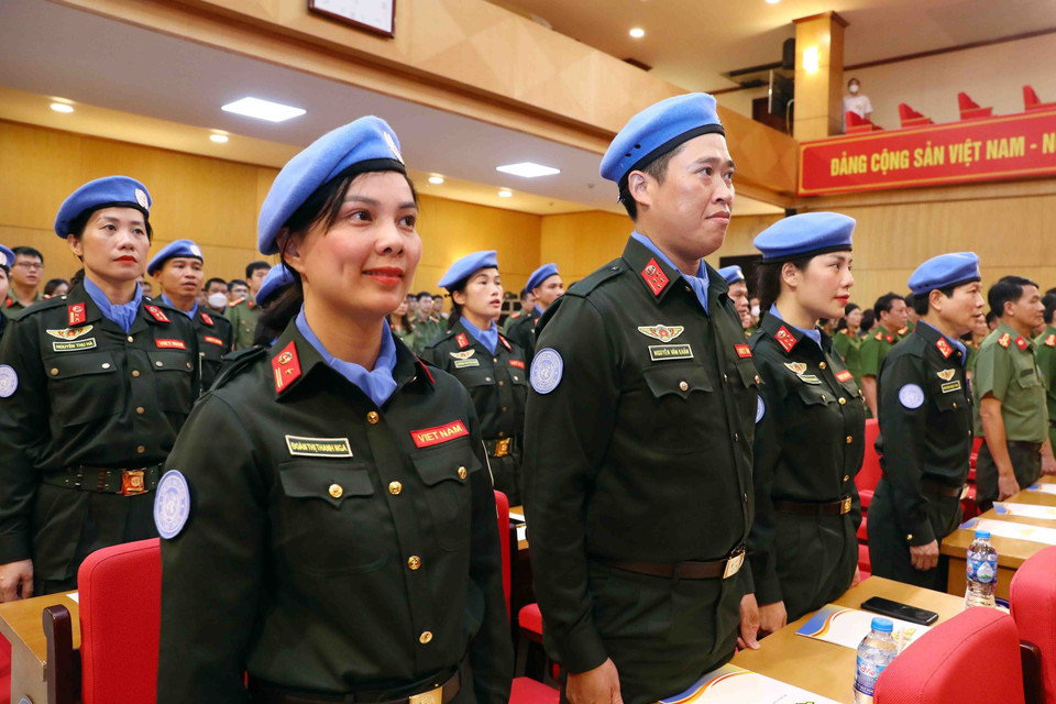 Các sỹ quan công an đi thực hiện nhiệm vụ gìn giữ hòa bình Liên hợp quốc tham dự buổi lễ. (Ảnh: Phạm Kiên/TTXVN)