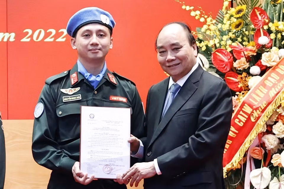 Chủ tịch nước Nguyễn Xuân Phúc trao Quyết định cho Trung tá Nguyễn Ngọc Hải làm nhiệm vụ tại trụ sở Liên hợp quốc. (Ảnh: Thống Nhất/TTXVN)