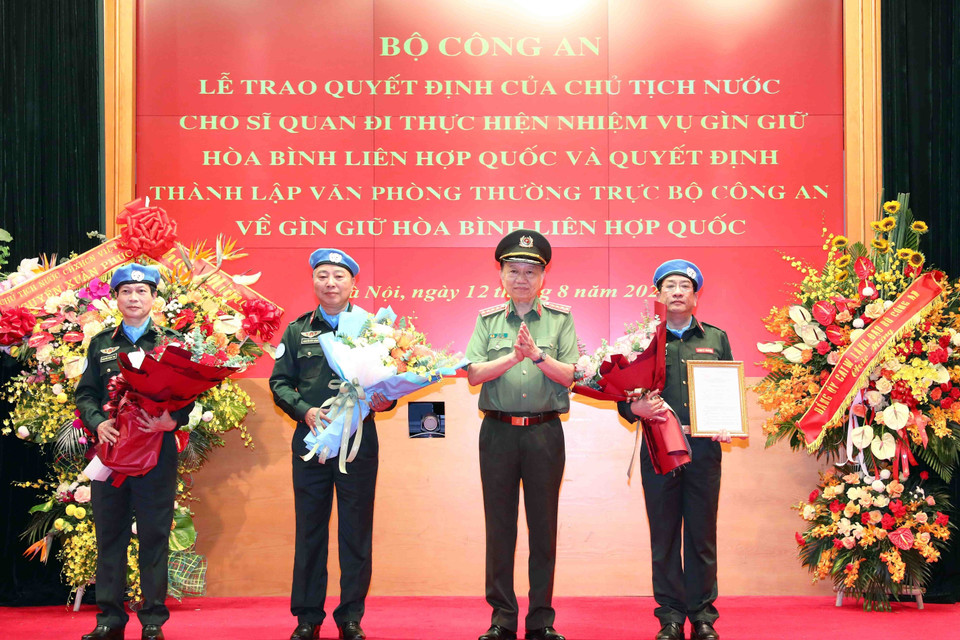 Đại tướng Tô Lâm, Bộ trưởng Bộ Công an trao quyết định thành lập Văn phòng Thường trực Bộ Công an về gìn giữ hòa bình Liên hợp quốc. (Ảnh: Phạm Kiên/TTXVN)