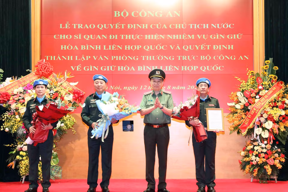 Đại tướng Tô Lâm, Bộ trưởng Bộ Công an trao quyết định thành lập Văn phòng Thường trực Bộ Công an về gìn giữ hòa bình Liên hợp quốc. (Ảnh: Phạm Kiên/TTXVN)