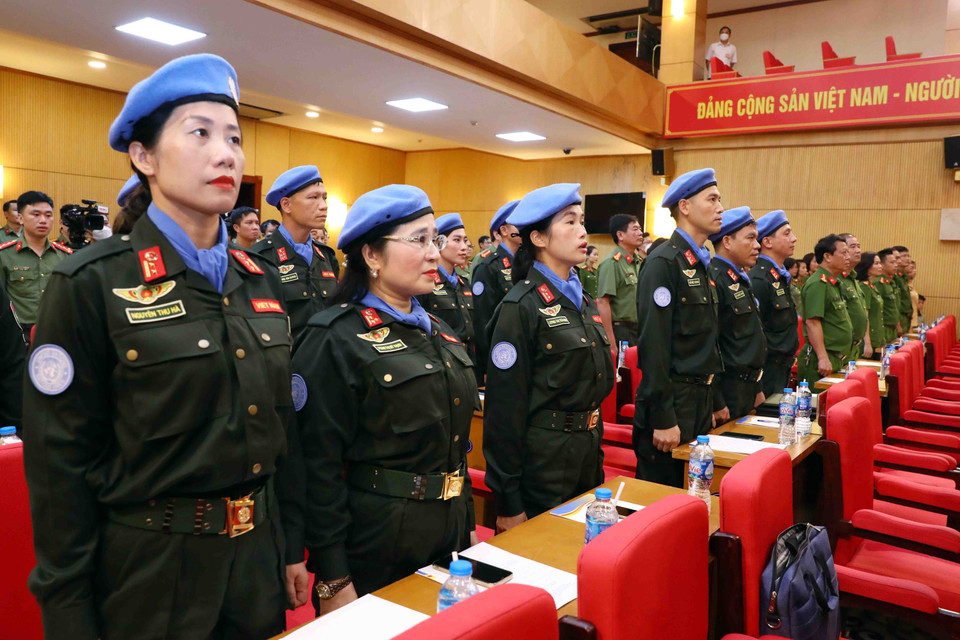 Hình ảnh các sỹ quan công an đi thực hiện nhiệm vụ gìn giữ hòa bình Liên hợp quốc tham dự buổi lễ. (Ảnh: Phạm Kiên/TTXVN)