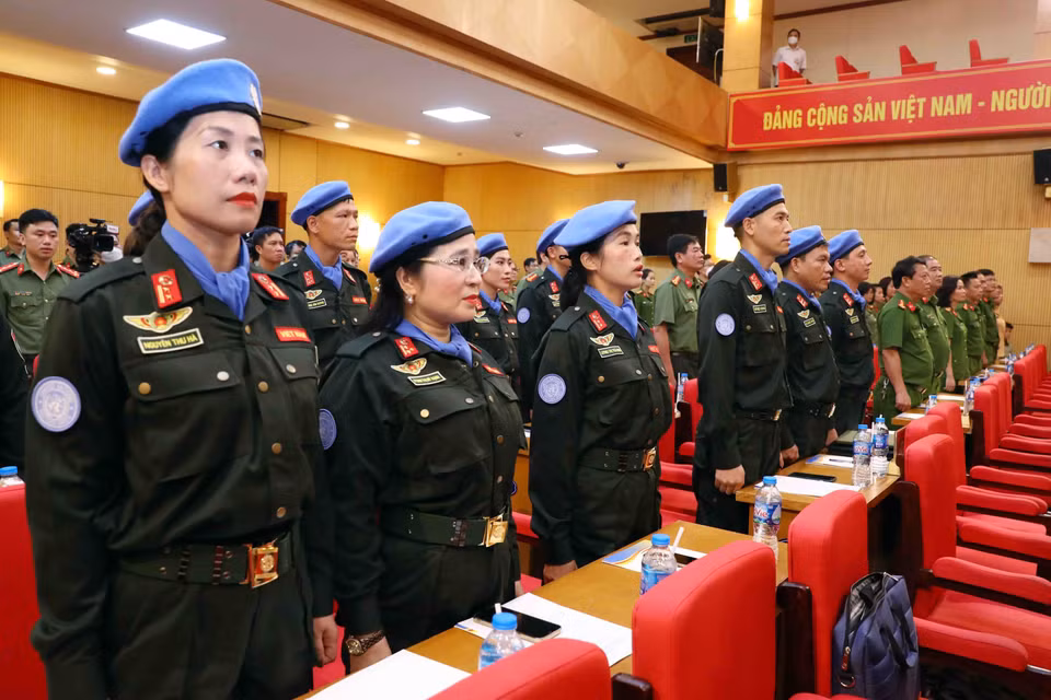 Hình ảnh các sỹ quan công an đi thực hiện nhiệm vụ gìn giữ hòa bình Liên hợp quốc tham dự buổi lễ. (Ảnh: Phạm Kiên/TTXVN)
