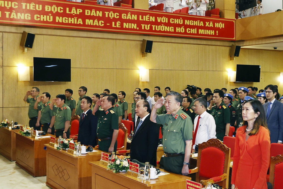 Chủ tịch nước Nguyễn Xuân Phúc và các đại biểu thực hiện nghi thức chào cờ. (Ảnh: Thống Nhất/TTXVN)