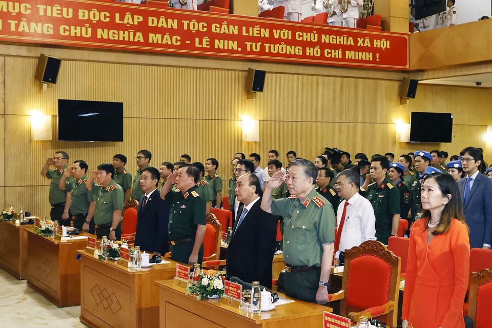 Chủ tịch nước Nguyễn Xuân Phúc và các đại biểu thực hiện nghi thức chào cờ. (Ảnh: Thống Nhất/TTXVN)