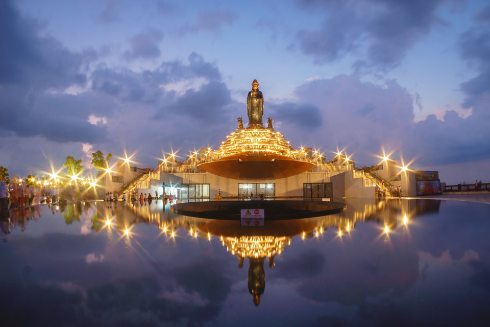 Tượng Phật Bà Tây Bổ Đà Sơn nằm ở độ cao 986m trên đỉnh núi Bà Đen (Tây Ninh), có chiều cao là 72m, được đúc bởi hơn 170 tấn đồng đỏ. (Ảnh: Thanh Tân/TTXVN)