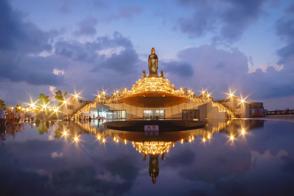 Tượng Phật Bà Tây Bổ Đà Sơn nằm ở độ cao 986m trên đỉnh núi Bà Đen (Tây Ninh), có chiều cao là 72m, được đúc bởi hơn 170 tấn đồng đỏ. (Ảnh: Thanh Tân/TTXVN)