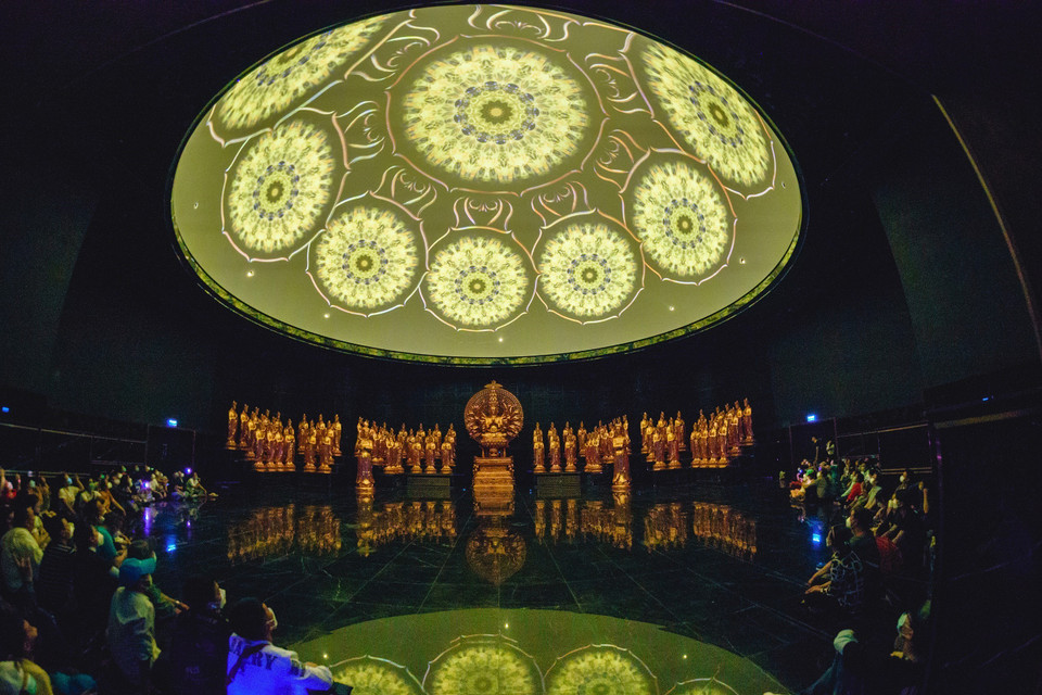 Bên dưới tượng Phật Bà Tây Bổ Đà Sơn là một ngôi chùa rộng lớn, được trang trí dựng bằng kỹ xảo 8D xen kẽ các tượng phật. (Ảnh: Thanh Tân/TTXVN)