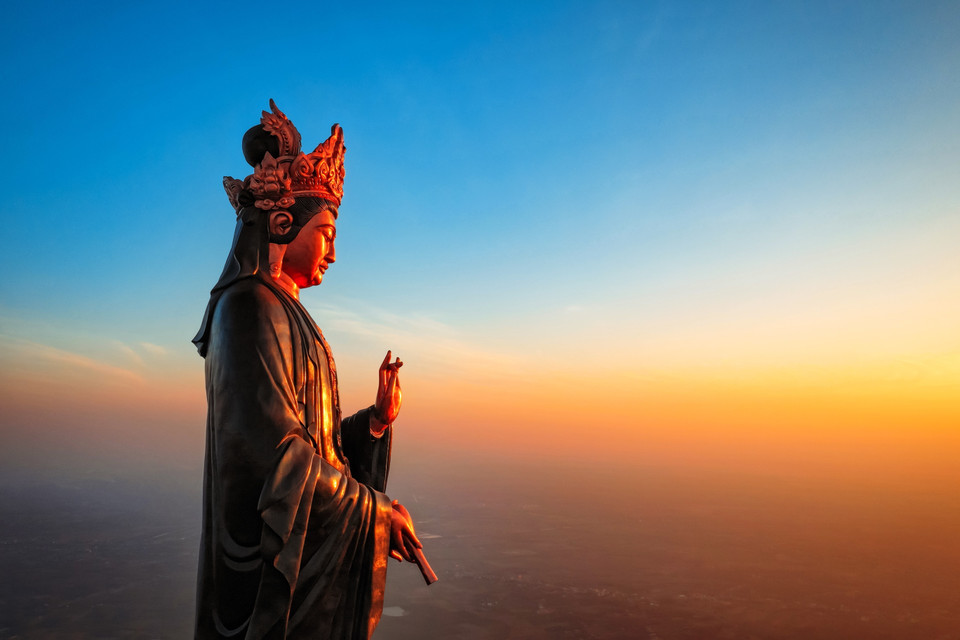 Được công nhận là tượng Phật Bà bằng đồng cao nhất châu Á, tượng Phật Bà Tây Bổ Đà Sơn thu hút được đông đảo du khách đến hành hương, tham quan du lịch tại núi Bà Đen. (Ảnh: Thanh Tân/TTXVN)