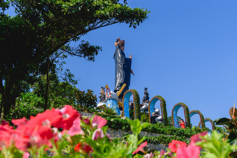 Tượng Phật Bà Tây Bổ Đà Sơn đứng sừng sững trên đỉnh núi Bà Đen. (Ảnh: Thanh Tân/TTXVN)