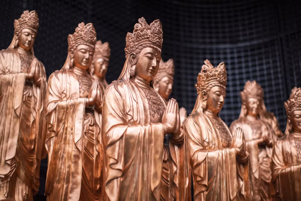 Bên dưới tượng Phật Bà Tây Bổ Đà Sơn là một ngôi chùa rộng lớn, thờ tự nhiều tượng phật. (Ảnh: Thanh Tân/TTXVN)