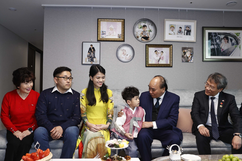 Chủ tịch nước Nguyễn Xuân Phúc thăm gia đình chị Nguyễn Thị Lý tại tỉnh Gwangju. (Ảnh: Thống Nhất/TTXVN)