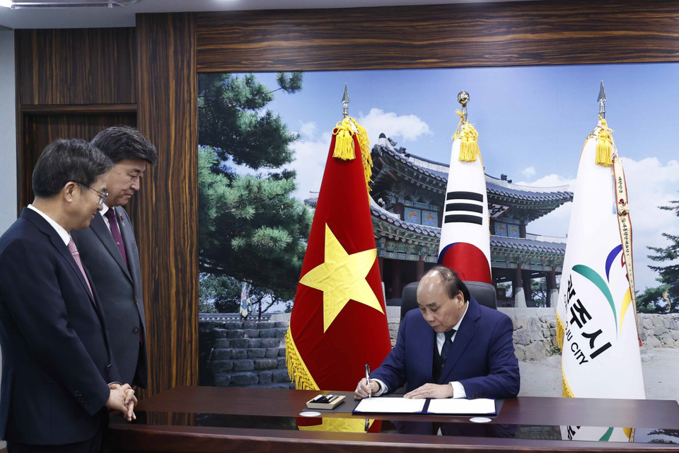 Chủ tịch nước Nguyễn Xuân Phúc ký sổ vàng lưu niệm tại Văn phòng Tỉnh trưởng tỉnh Gyeonggi. (Ảnh: Thống Nhất/TTXVN)