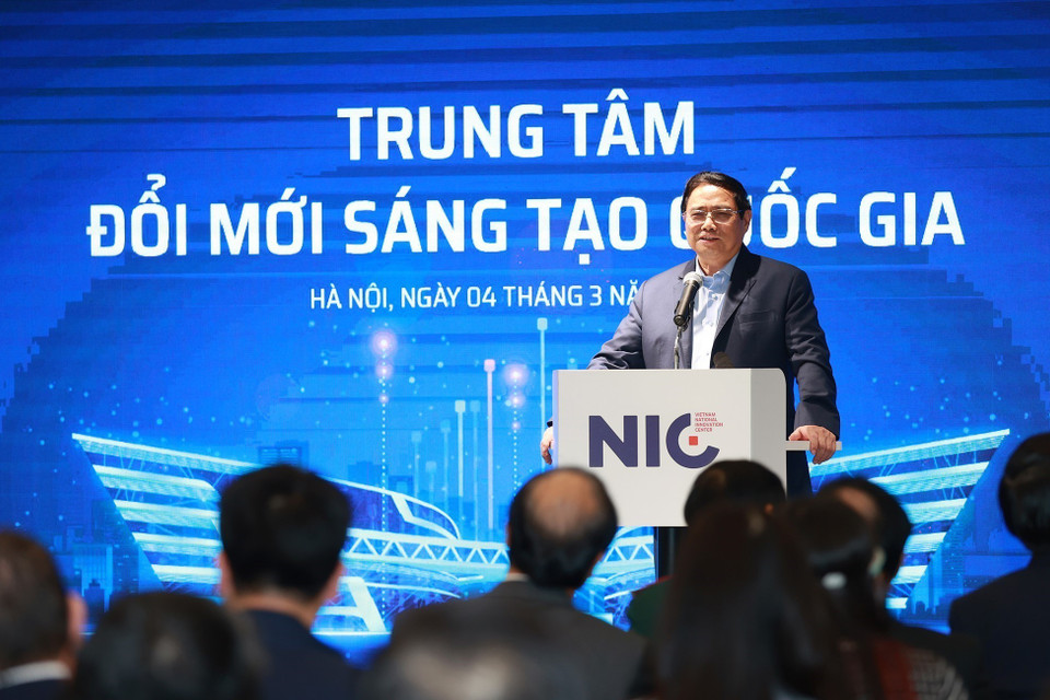 Hình ảnh Thủ tướng Phạm Minh Chính phát biểu khi đến thăm Trung tâm Đổi mới sáng tạo Quốc gia. (Ảnh: Dương Giang/TTXVN)