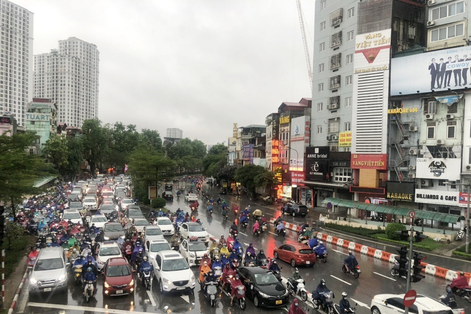 Ùn tắc cục bộ do mưa lớn ở đường Láng, đoạn giao với phố Tây Sơn, quận Đống Đa . (Ảnh: Tuấn Đức/TTXVN)