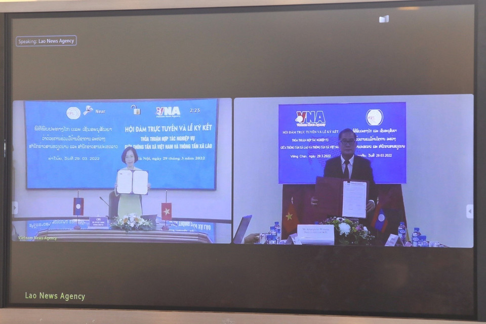 Lễ ký Thỏa thuận hợp tác nghiệp vụ giữa TTXVN và KPL. (Ảnh: Tuấn Anh/TTXVN)