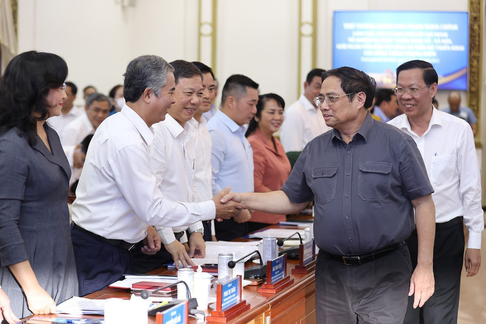 Thủ tướng Phạm Minh Chính với lãnh đạo chủ chốt Thành phố Hồ Chí Minh. (Ảnh: Dương Giang/TTXVN)