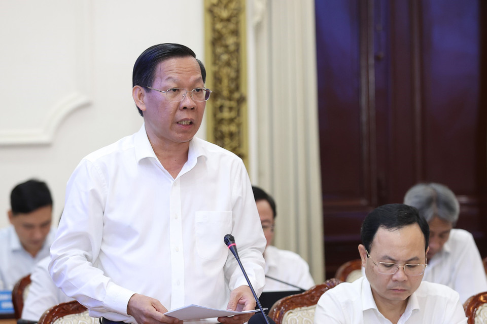 Chủ tịch Ủy ban Nhân dân Thành phố Hồ Chí Minh Phan Văn Mãi báo cáo tình hình kinh tế-xã hội của thành phố. (Ảnh: Dương Giang/TTXVN)