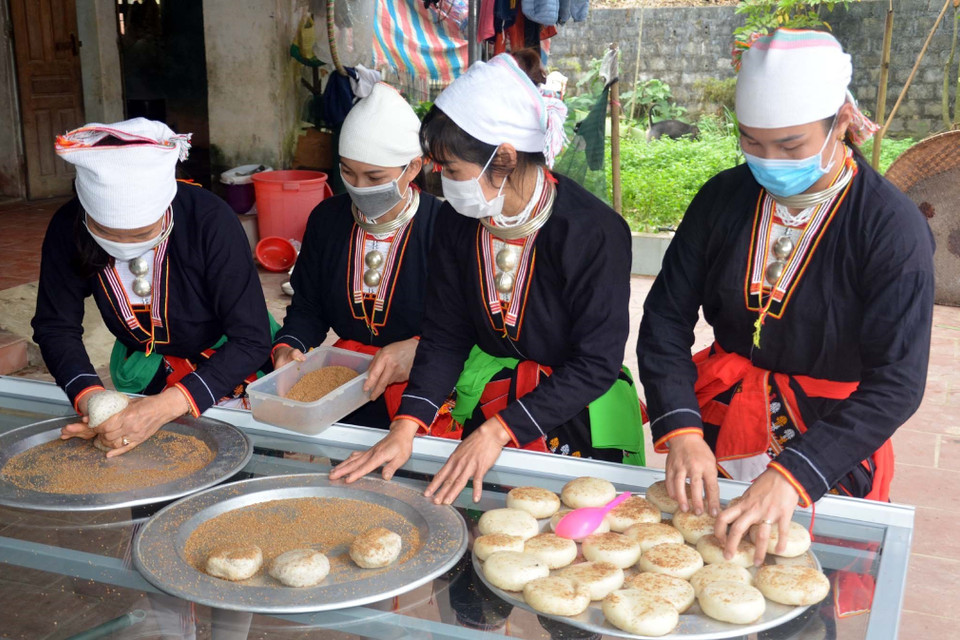 Người Dao xã Cẩm Liên, huyện Cẩm Thủy, Thanh Hóa nặn bánh để sử dụng trong lễ đón tết năm cùng. (Ảnh: Nguyễn Nam/TTXVN)