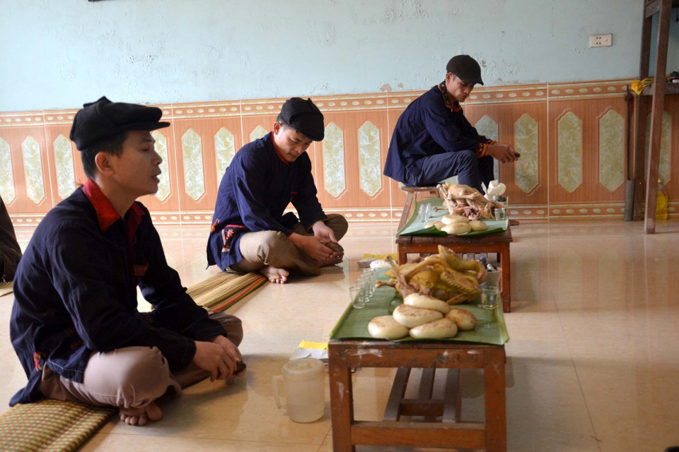 Cúng tổ tiên trong ngày đón tết năm cùng của người Dao. (Ảnh: Nguyễn Nam/TTXVN)