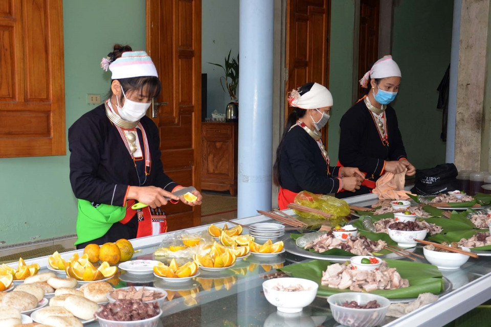 Người dân tộc Dao chuẩn bị đồ ăn trong ngày Tết năm. (Ảnh: Nguyễn Nam/TTXVN)