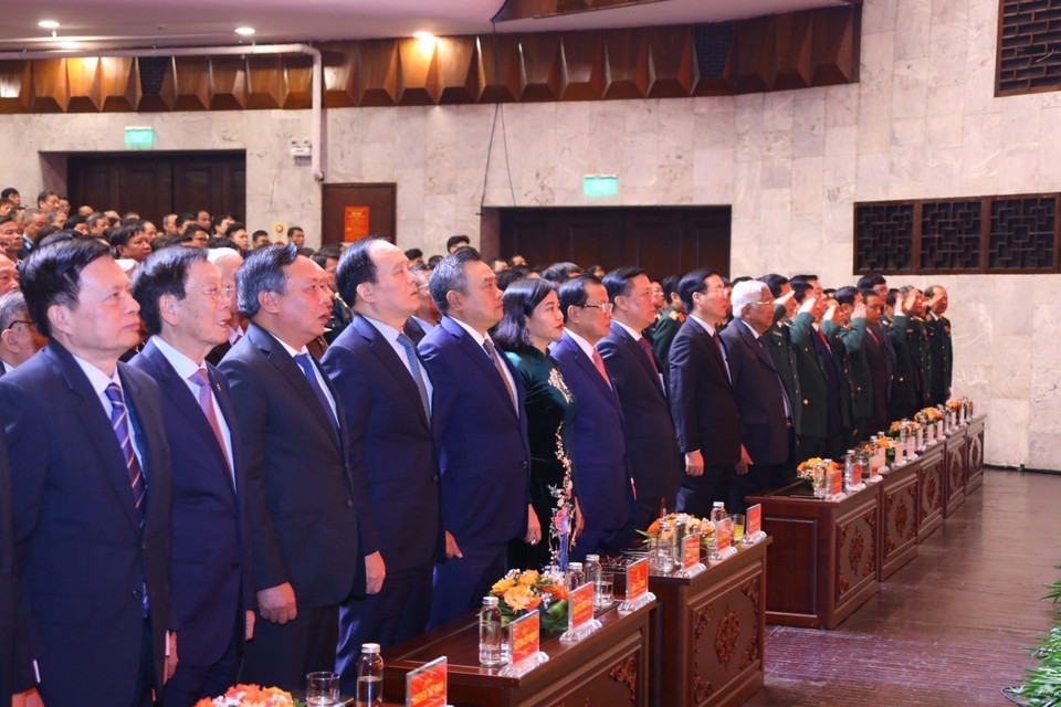 Các đại biểu thực hiện nghi lễ chào cờ tại lễ kỷ niệm. (Ảnh: Văn Điệp/TTXVN)