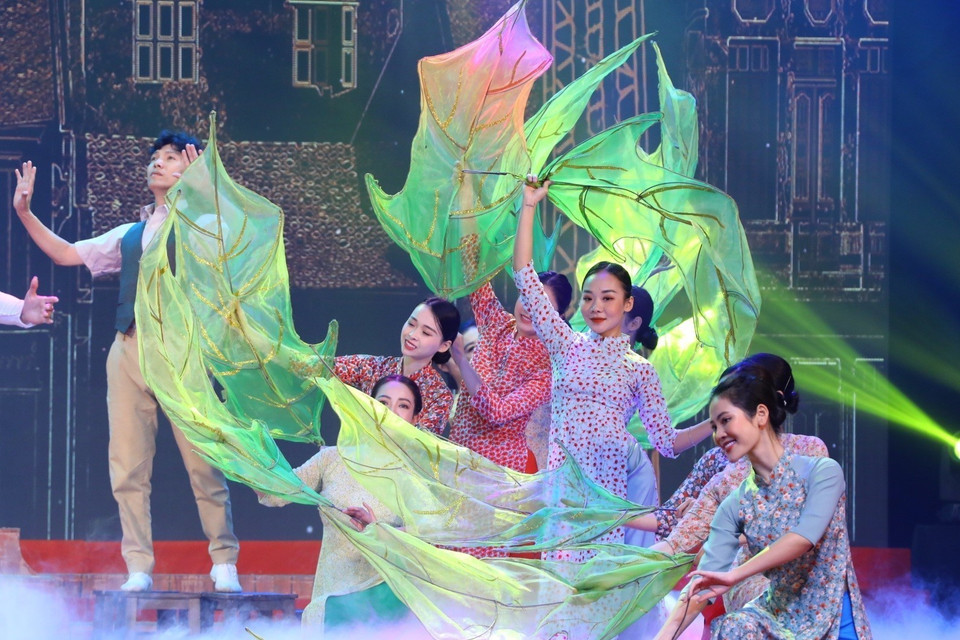 Chương trình biểu diễn văn nghệ tại buổi lễ. (Ảnh: Văn Điệp/TTXVN)