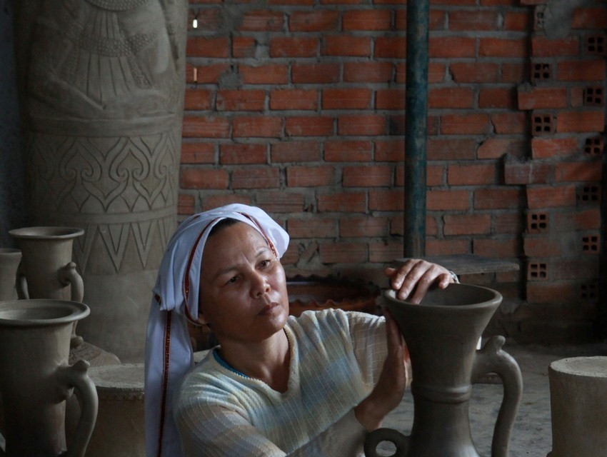 Gốm Bàu Trúc (thị trấn Phước Dân, huyện Ninh Phước, tỉnh Ninh Thuận) mang trong mình vẻ đẹp của đất, nét tài hoa từ bàn tay khéo léo của người dân tộc Chăm. (Ảnh: Nguyễn Thủy/TTXVN)