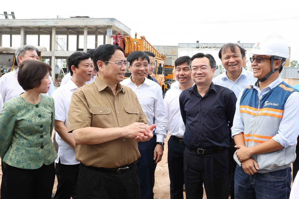 Thủ tướng Phạm Minh Chính nói chuyện với công nhân Khu Công nghiệp Bàu Bàng. (Ảnh: Dương Giang/TTXVN)