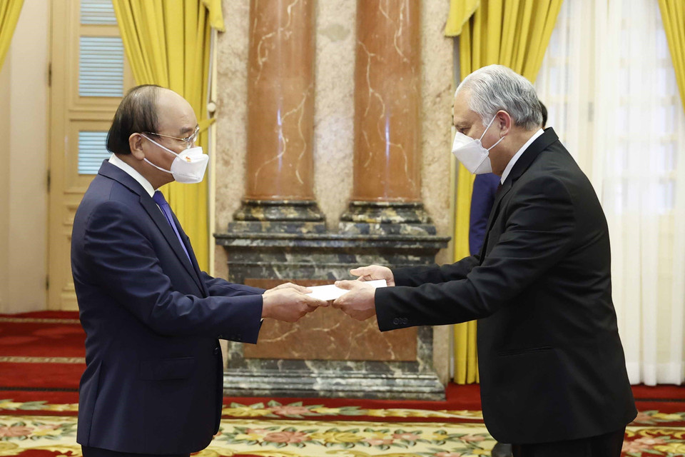 Chủ tịch nước Nguyễn Xuân Phúc nhận Quốc thư của Đại sứ Guatemala Carlos Humberto Jiménez Licona. (Ảnh: Thống Nhất/TTXVN)