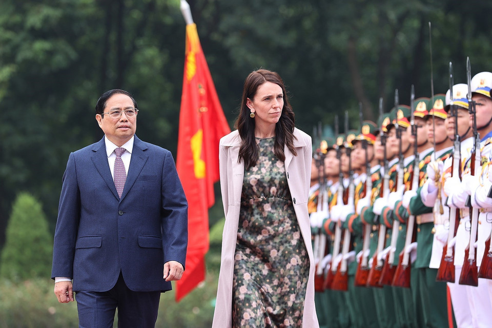 Thủ tướng Phạm Minh Chính và Thủ tướng New Zealand Jacinda Ardern duyệt đội Danh dự Quân đội nhân dân Việt Nam. (Ảnh: Dương Giang/TTXVN)