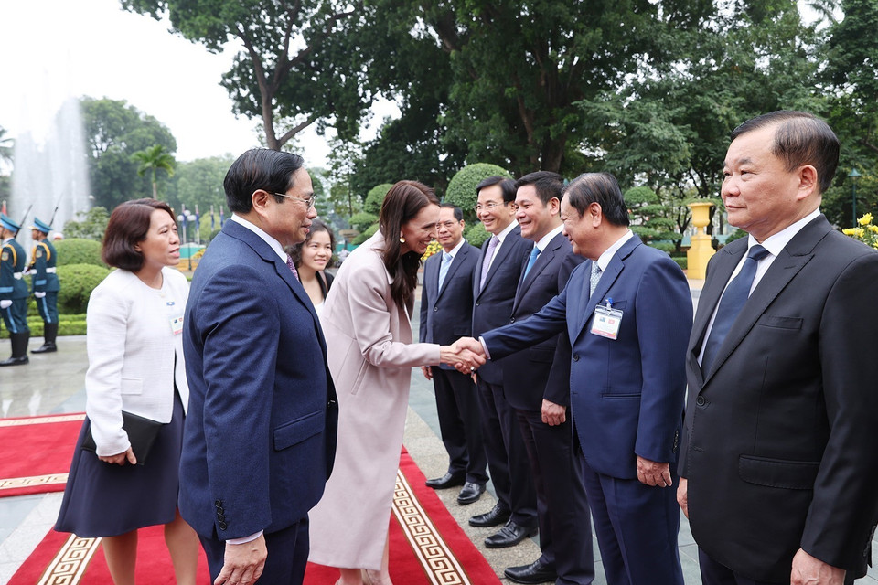 Thủ tướng Phạm Minh Chính giới thiệu với Thủ tướng New Zealand Jacinda Ardern thành viên đoàn Việt Nam. (Ảnh: Dương Giang/TTXVN)