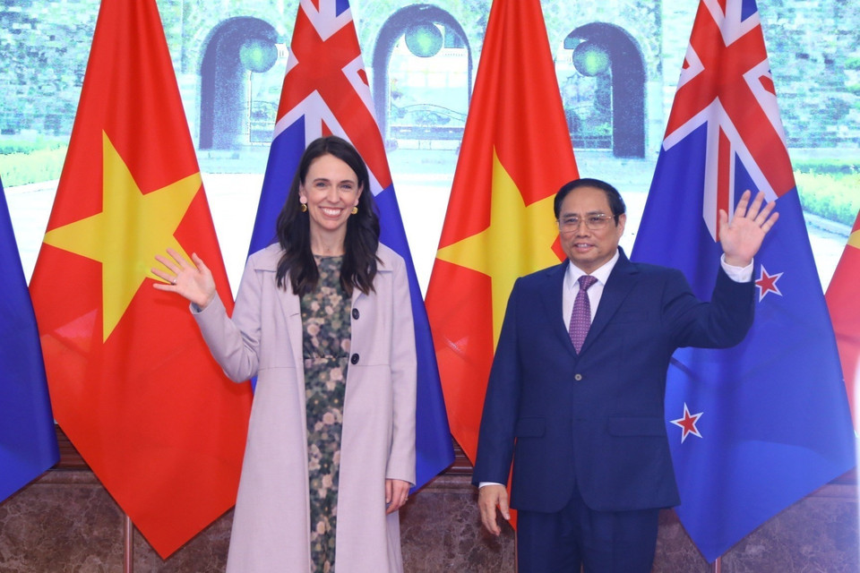 Thủ tướng Phạm Minh Chính và Thủ tướng New Zealand Jacinda Ardern. (Ảnh: Văn Điệp/TTXVN)