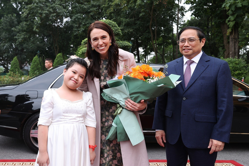 Thiếu nhi Thủ đô Hà Nội tặng hoa Thủ tướng New Zealand Jacinda Ardern. (Ảnh: Dương Giang/TTXVN)