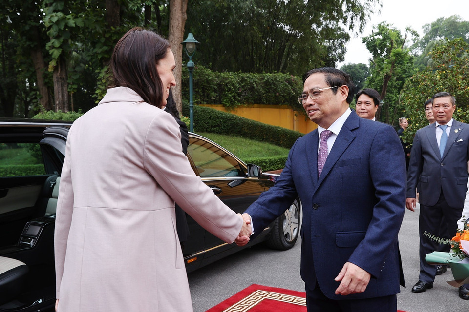 Chiều 14/11, tại Hà Nội, Thủ tướng Phạm Minh Chính chủ trì lễ đón Thủ tướng New Zealand Jacinda Ardern thăm chính thức Việt Nam. (Ảnh: Dương Giang/TTXVN)